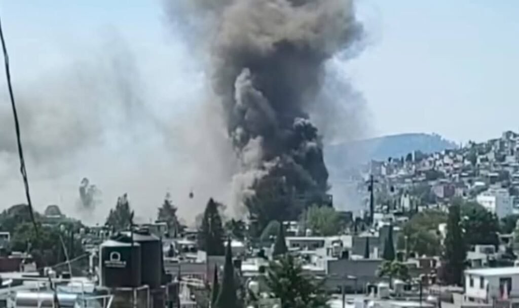 Se incendia nuevamente fábrica de colchones en Ecatepec; suspenden servicio del Mexicable
