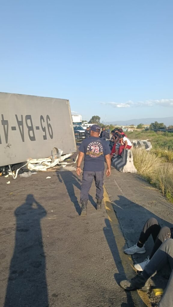 Rapiña tras volcadura de camión con pollos en el Circuito Exterior Mexiquense