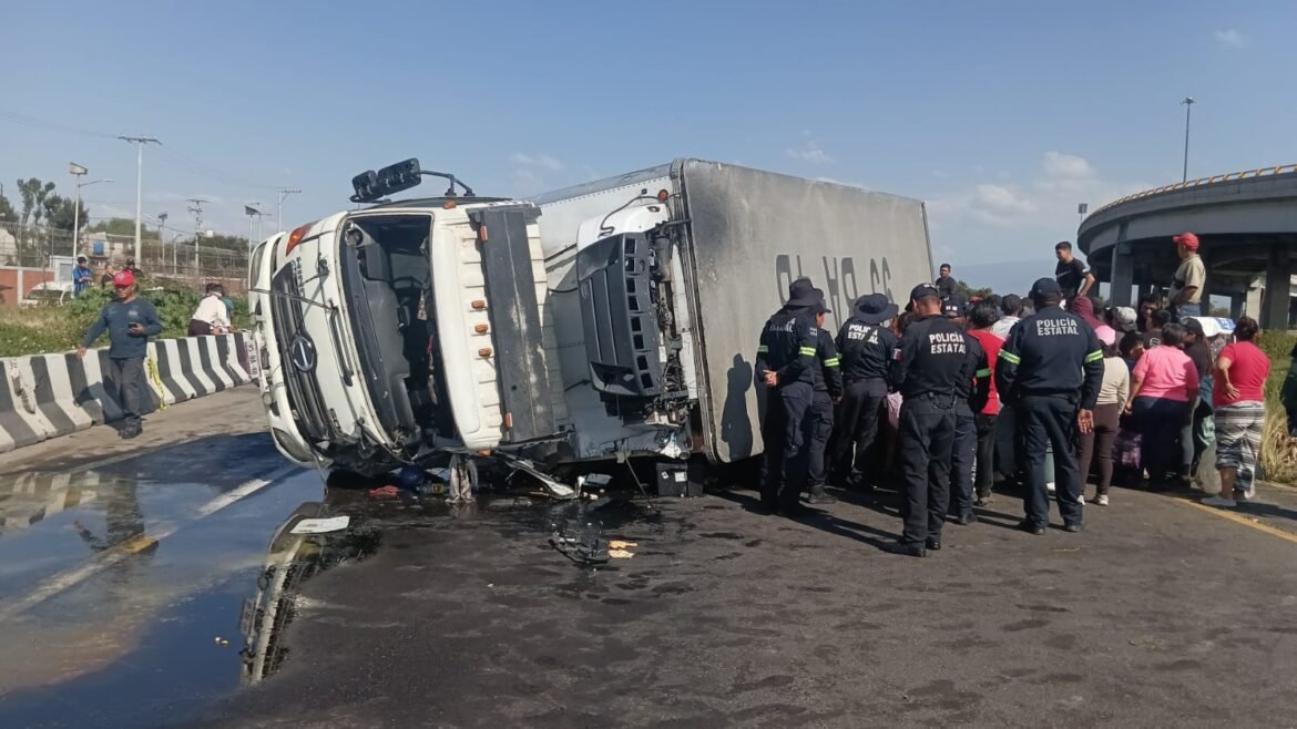 Rapiña tras volcadura de camión con pollos en el Circuito Exterior Mexiquense
