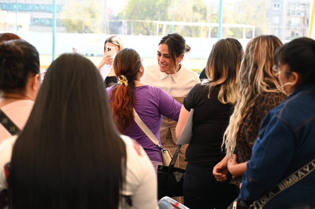 Entrega Ale Rojo de la Vega apoyos de ‘Avánzale’, para impulsar autonomía de mujeres que han vivido violencia