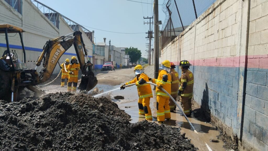 Atienden bomberos de Ecatepec fuga de gas natural en zona industrial
