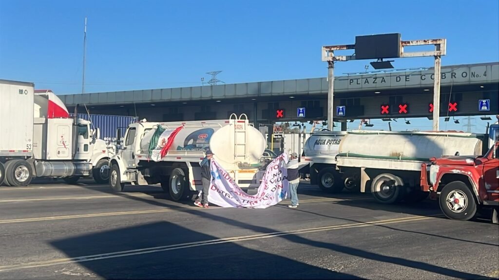 Bloquean piperos la autopista México–Querétaro en protesta por operativos contra huachicol de agua