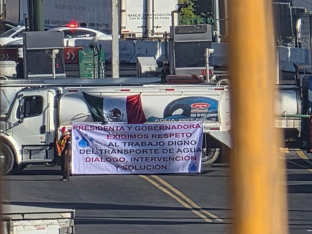 Bloquean piperos la autopista México–Querétaro en protesta por operativos contra huachicol de agua
