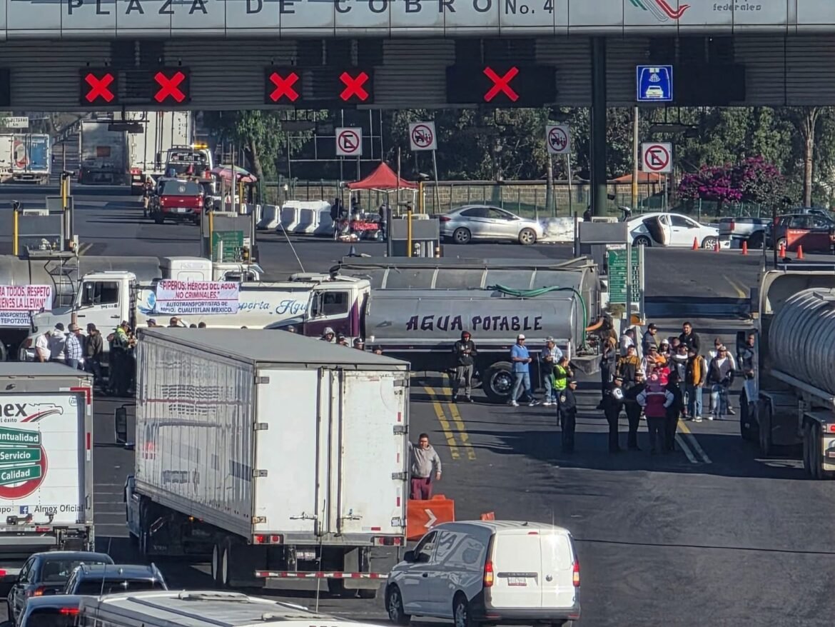Bloquean piperos la autopista México–Querétaro en protesta por operativos contra huachicol de agua Bloquean piperos la autopista México–Querétaro en protesta por operativos contra huachicol de agua