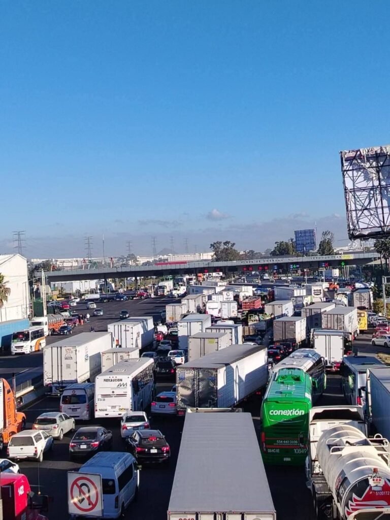 Bloquean piperos la autopista México–Querétaro en protesta por operativos contra huachicol de agua