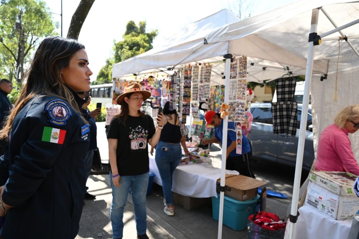 Ale Rojo de la Vega encabeza operativo para el retiro de 24 puestos informales afuera de escuelas en Roma Sur