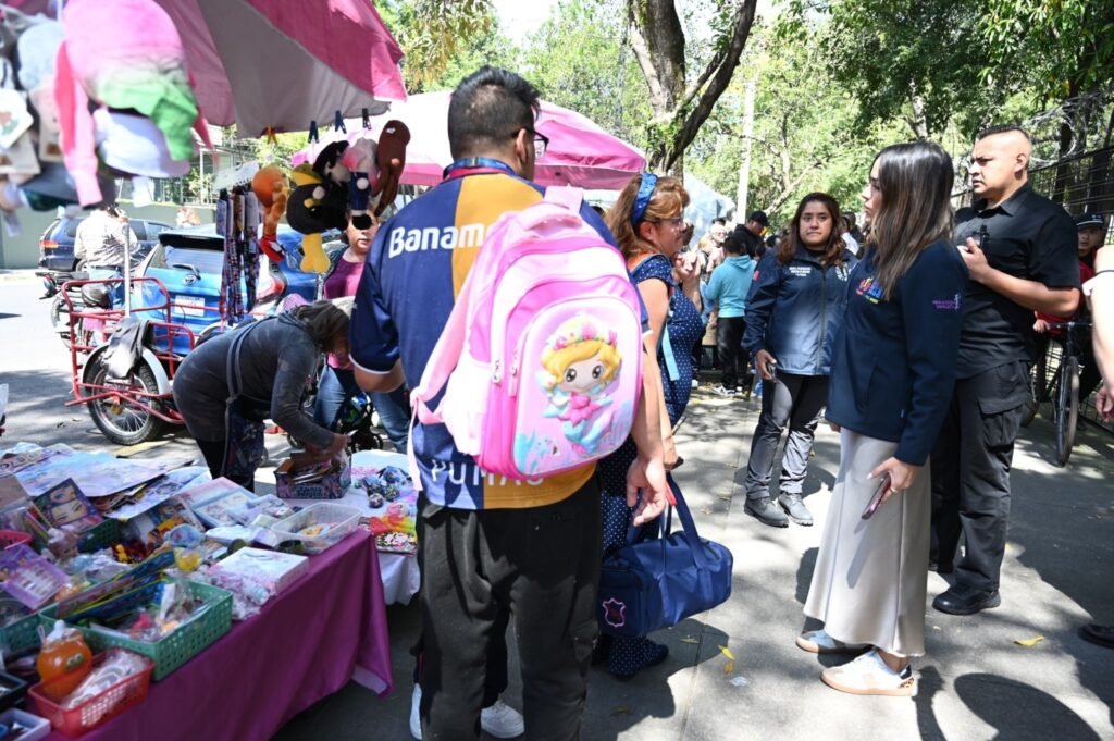 Ale Rojo de la Vega encabeza operativo para el retiro de 24 puestos informales afuera de escuelas en Roma Sur