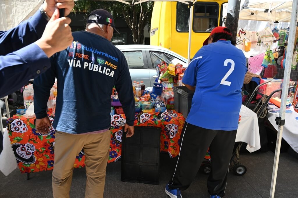 Ale Rojo de la Vega encabeza operativo para el retiro de 24 puestos informales afuera de escuelas en Roma Sur