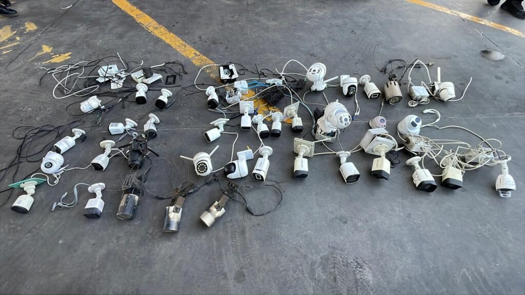 Retiran cámaras irregulares que operaba el grupo delictivo conocido como “Los 300”