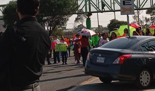 Bloquean avenida Central trabajadores del Tecnológico de Ecatepec por incumplimiento salarial