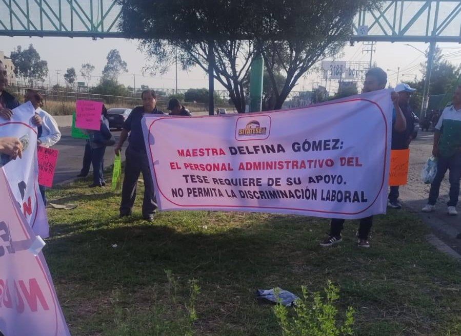 Bloquean avenida Central trabajadores del Tecnológico de Ecatepec por incumplimiento salarial