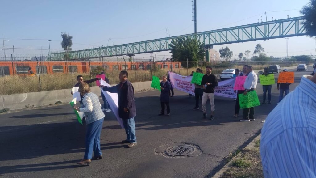 Bloquean avenida Central trabajadores del Tecnológico de Ecatepec por incumplimiento salarial