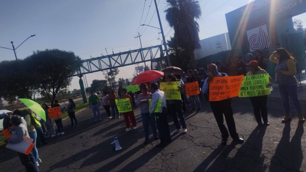 Bloquean avenida Central trabajadores del Tecnológico de Ecatepec por incumplimiento salarial