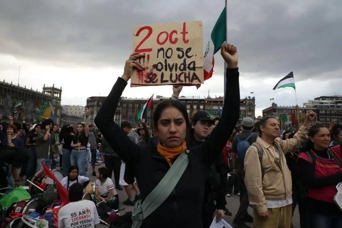 Marcha del 2 de Octubre termina con disturbios en el Zócalo