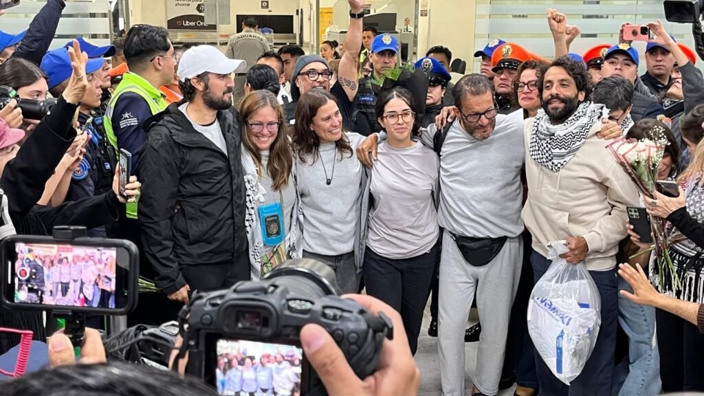 Regresan a México connacionales integrantes de la Flotilla Global Sumud