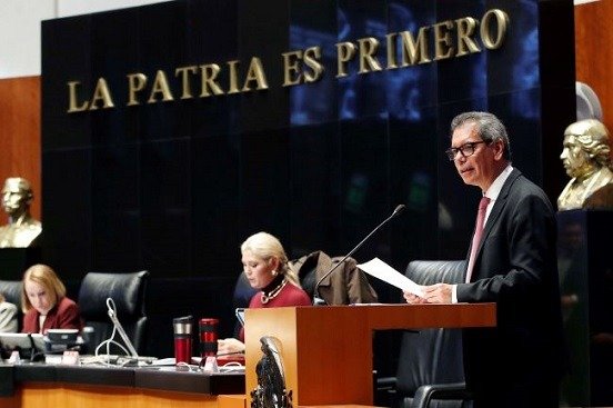Secretario de Hacienda destaca disciplina fiscal ante senadores