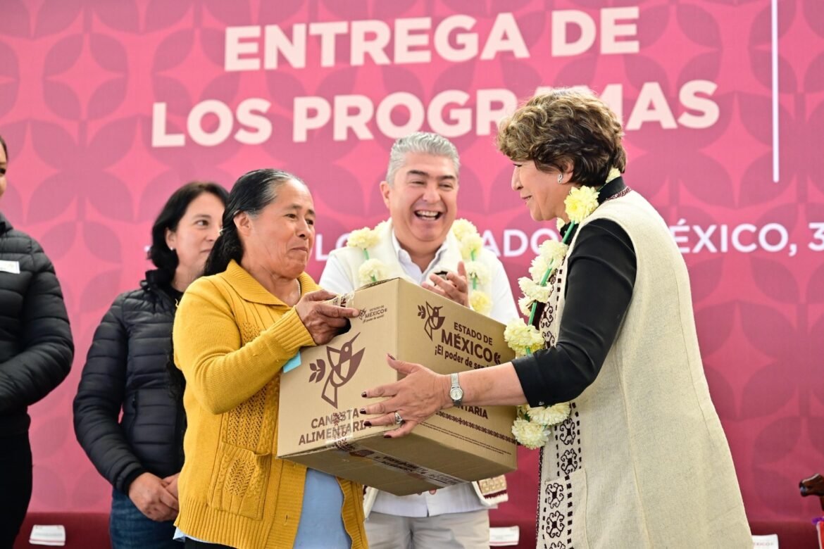 Gobernadora Delfina Gómez entrega apoyo económico y despensas