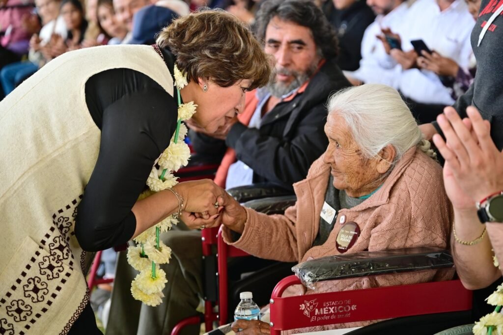 Gobernadora Delfina Gómez entrega apoyo económico y despensas
