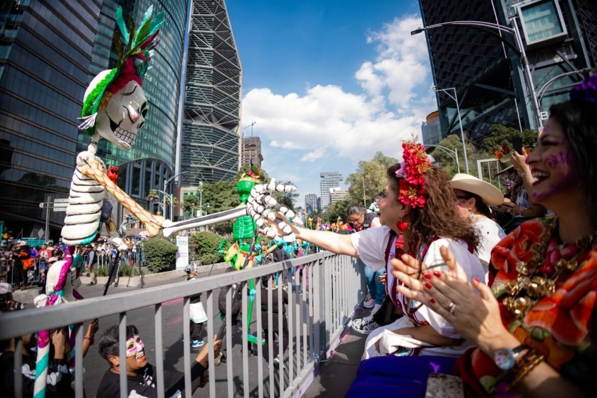 Encabeza Clara Brugada el Desfile de Día de Muertos 2025