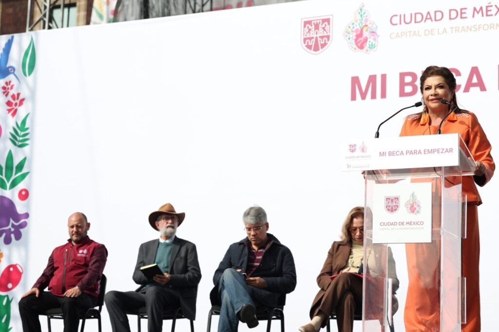 Encabeza Clara Brugada entrega del programa "Mi beca para empezar"