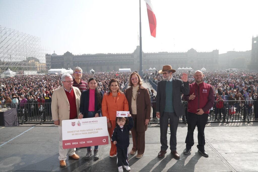 Encabeza Clara Brugada entrega del programa "Mi beca para empezar"