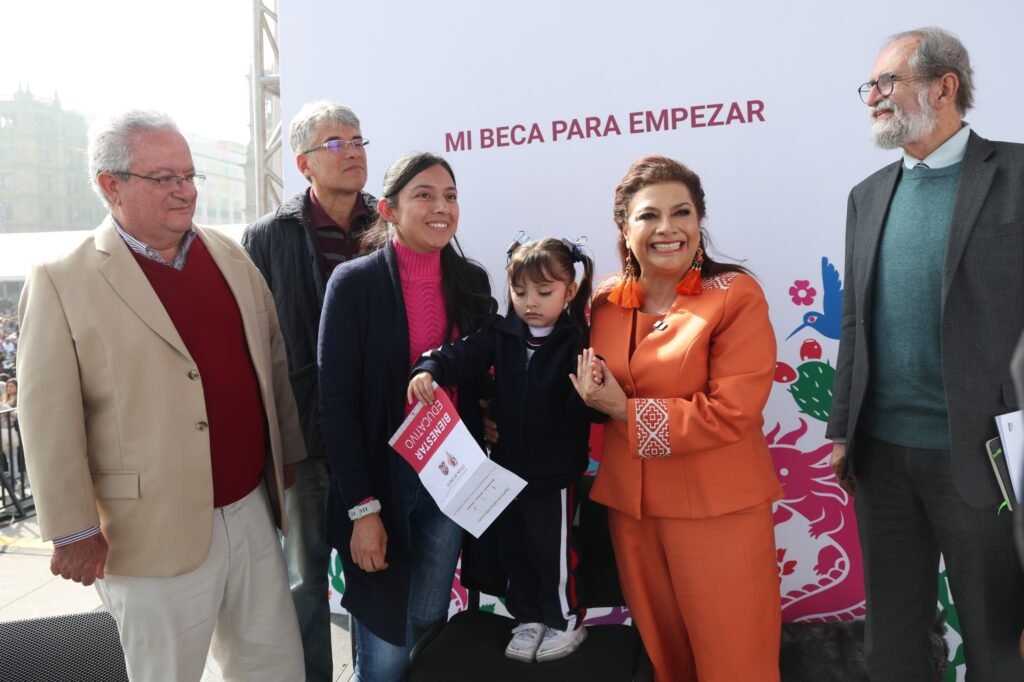 Encabeza Clara Brugada entrega del programa "Mi beca para empezar"