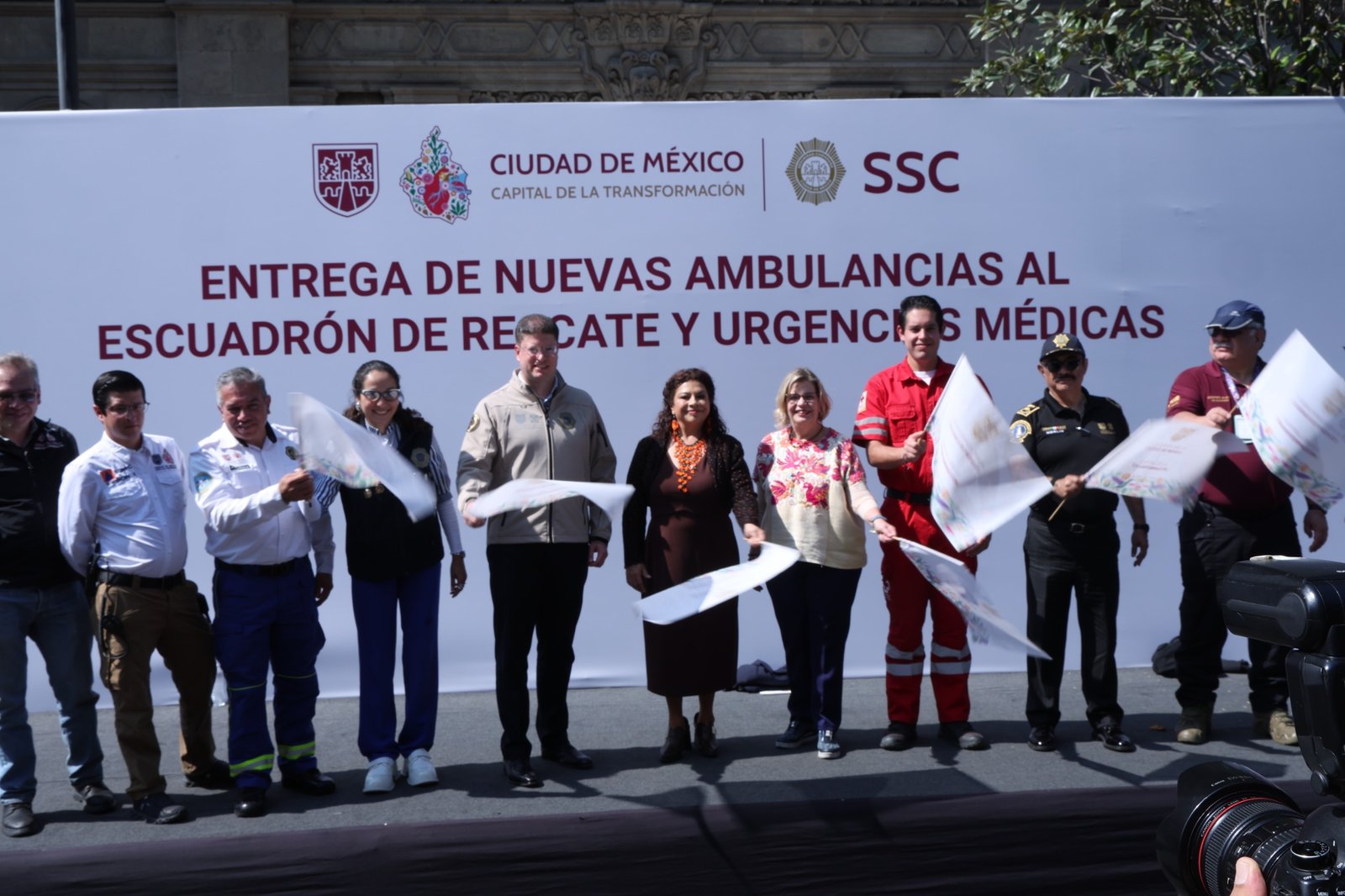 Entrega Clara Brugada 25 nuevas ambulancias al ERUM