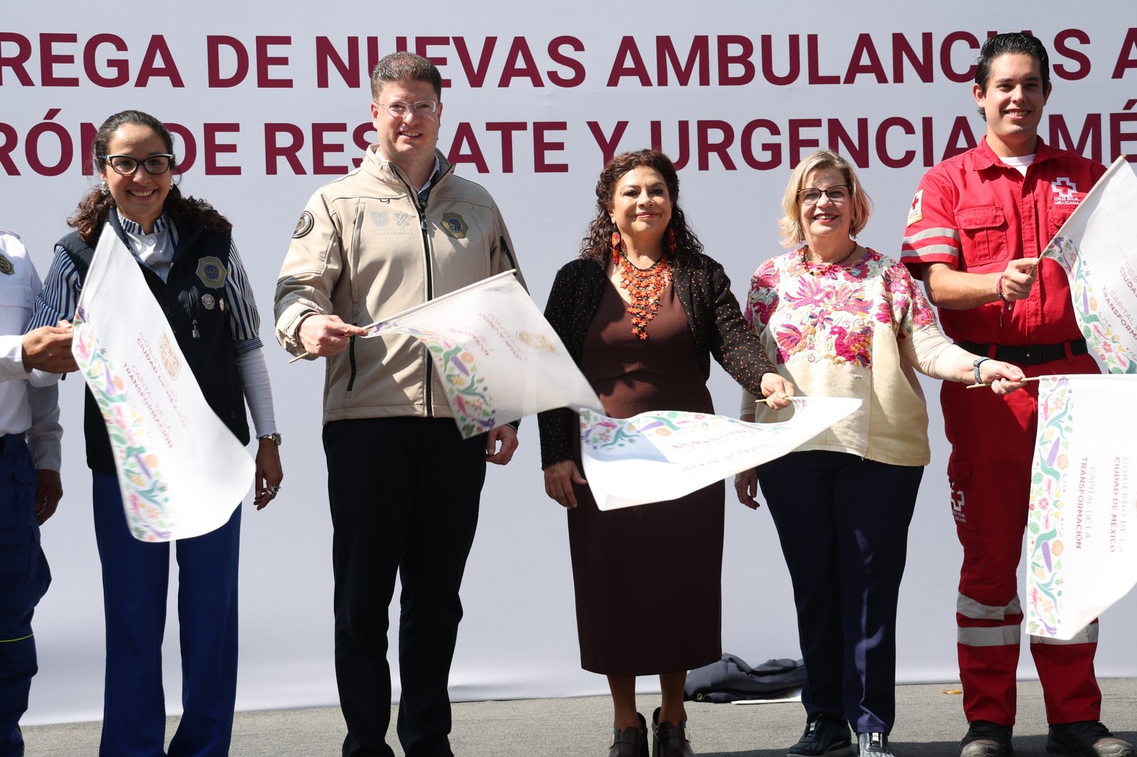Entrega Clara Brugada 25 nuevas ambulancias al ERUM