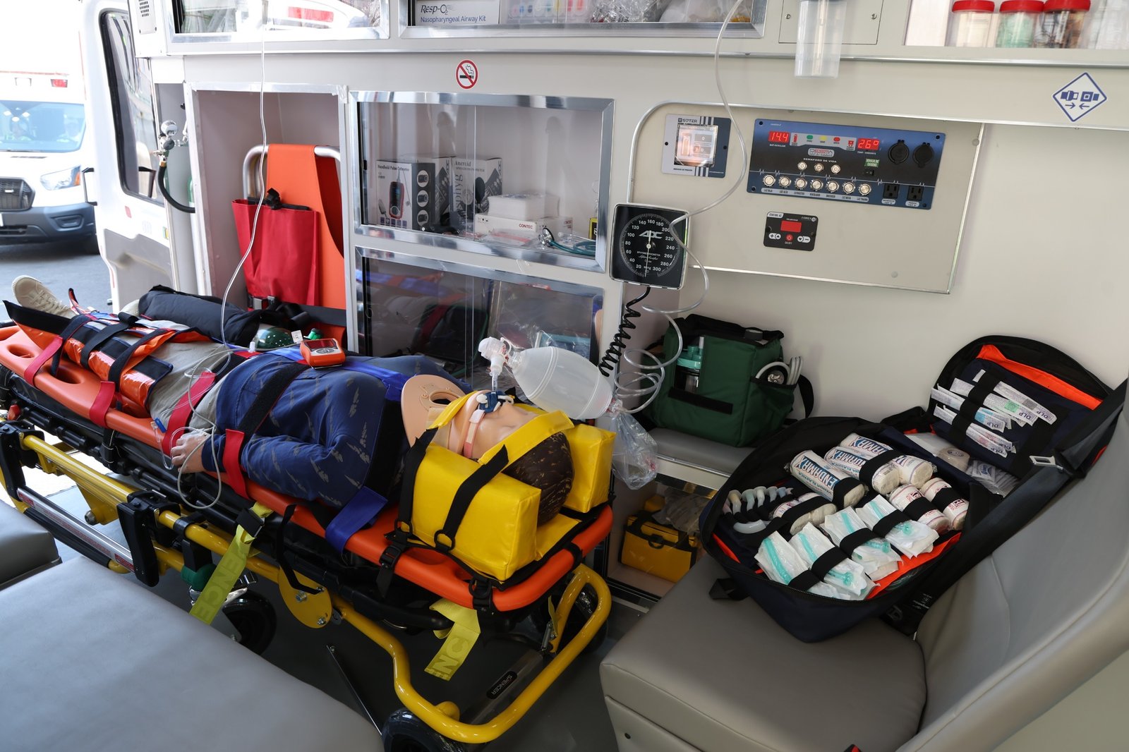 Entrega Clara Brugada 25 nuevas ambulancias al ERUM