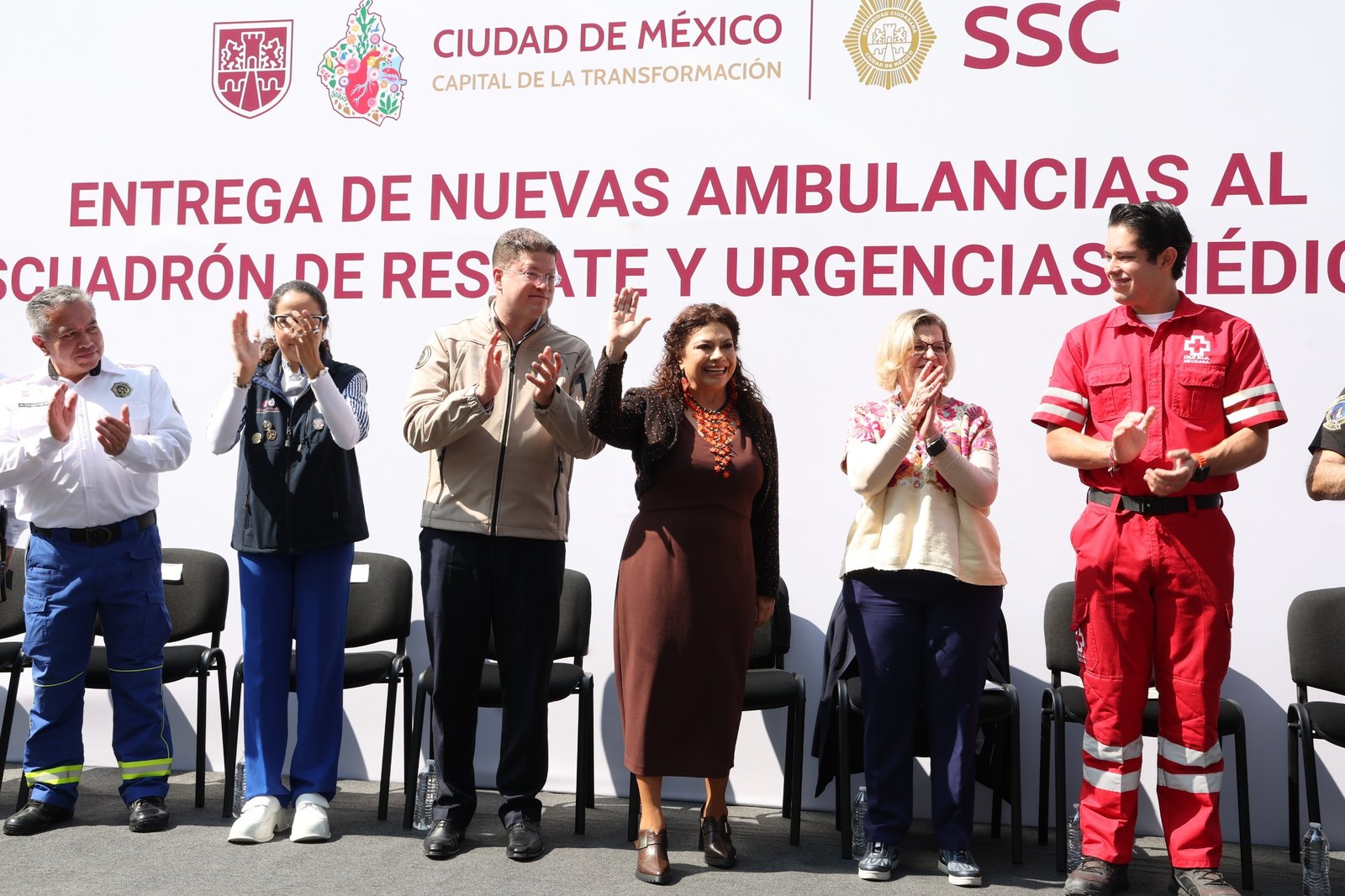 Entrega Clara Brugada 25 nuevas ambulancias al ERUM