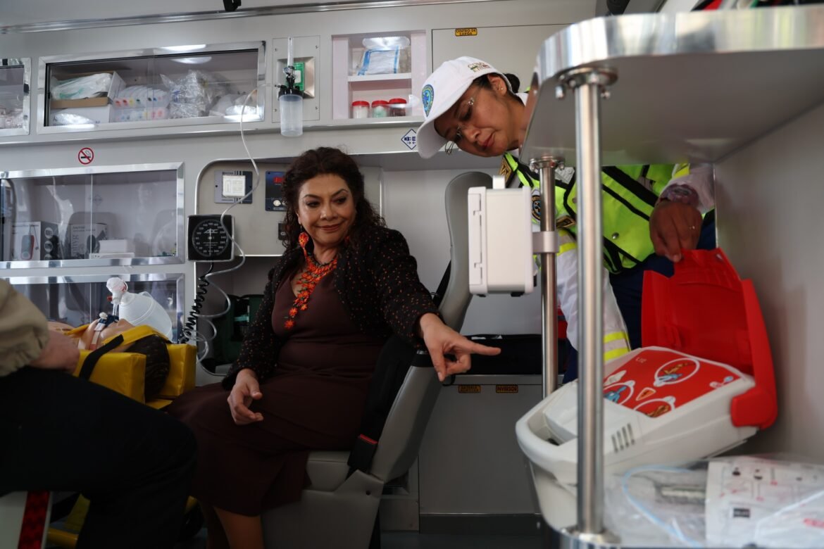 Entrega Clara Brugada 25 nuevas ambulancias al ERUM