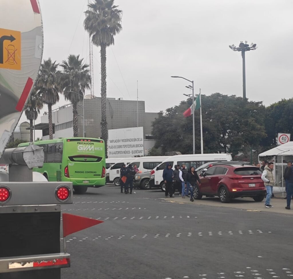 Transportistas bloquean vialidades por desaparición de operador