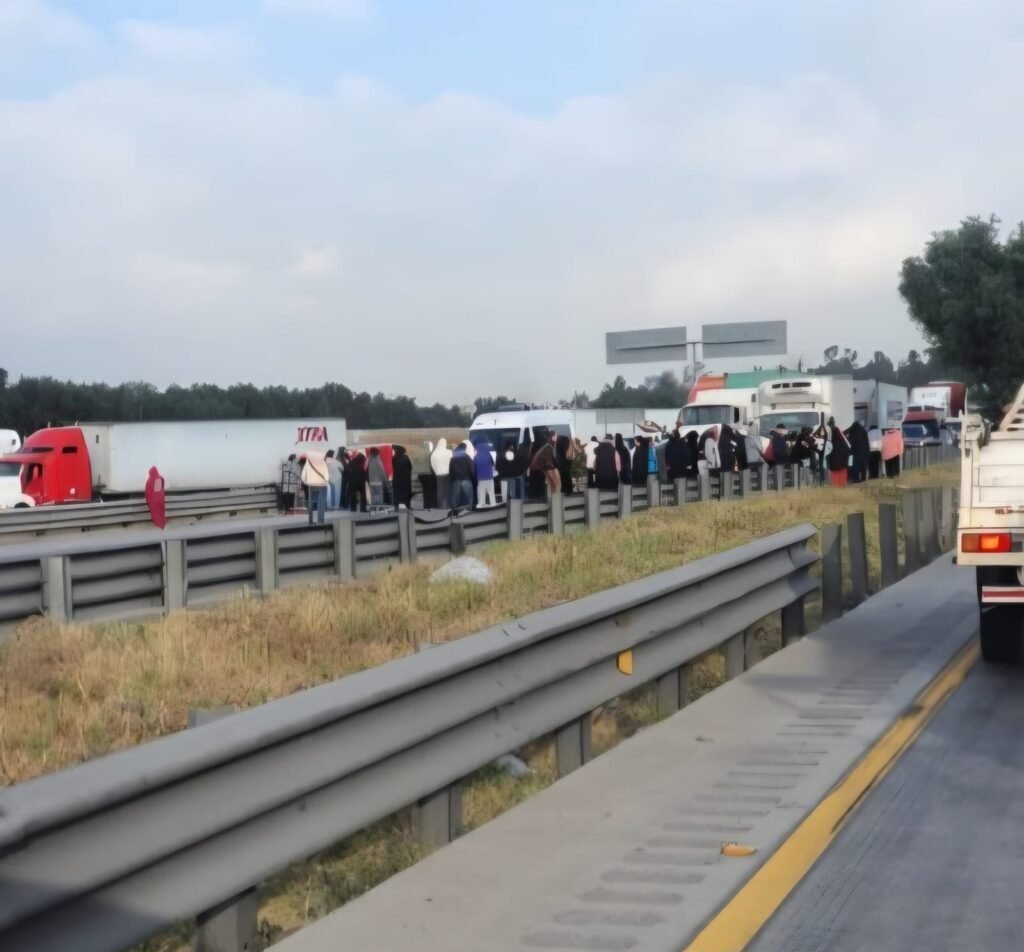 Transportistas bloquean vialidades por desaparición de operador