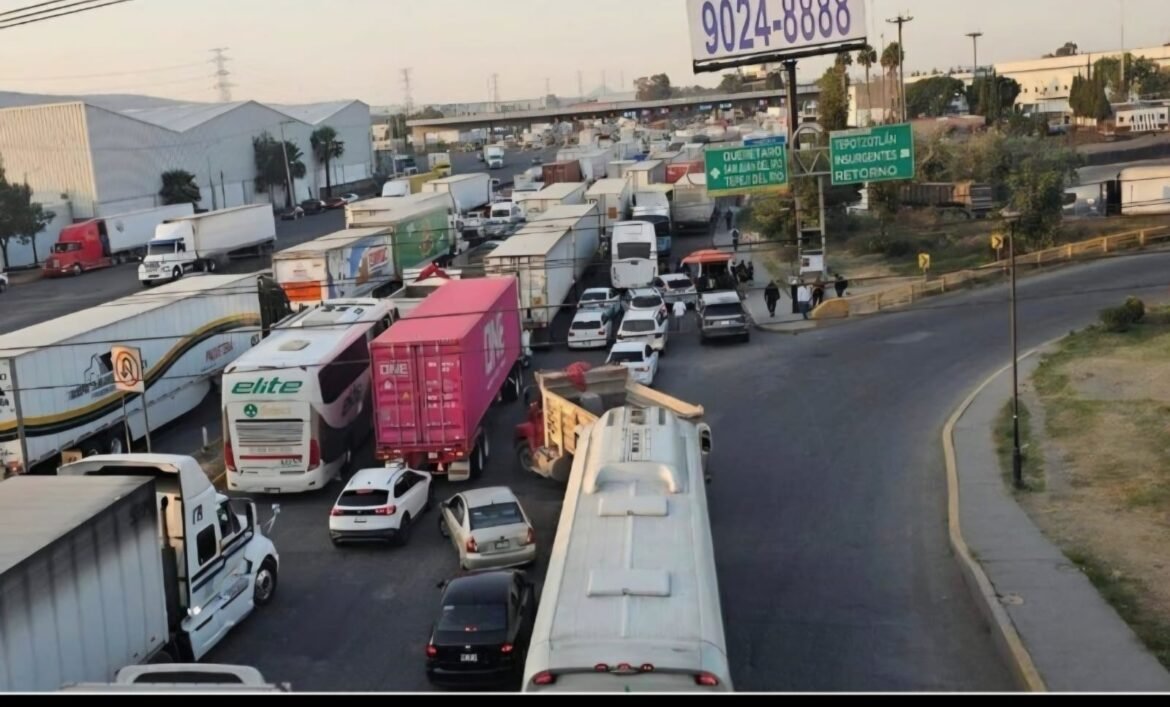 Transportistas bloquean vialidades por desaparición de operador