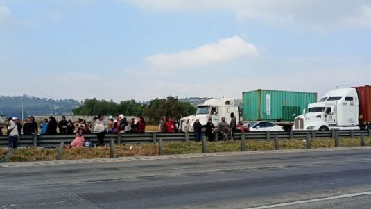 Transportistas bloquean vialidades por desaparición de operador