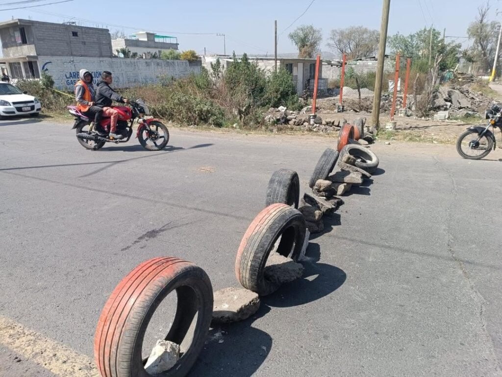 Bloquean Chalco-Tláhuac por falta de agua; exigen atención inmediata