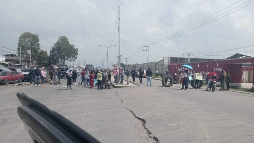 Gobierno de Chalco no cumplió acuerdos y familias volvieron a cerrar la carretera