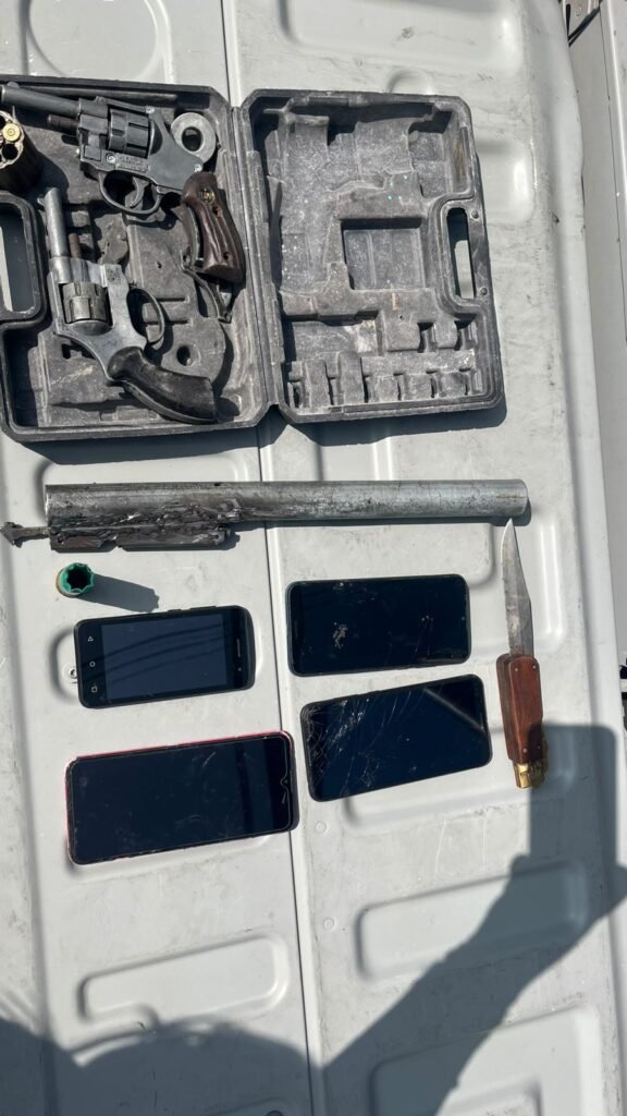 Detienen en Ecatepec a dos presuntos responsables de acopio de armas artesanales