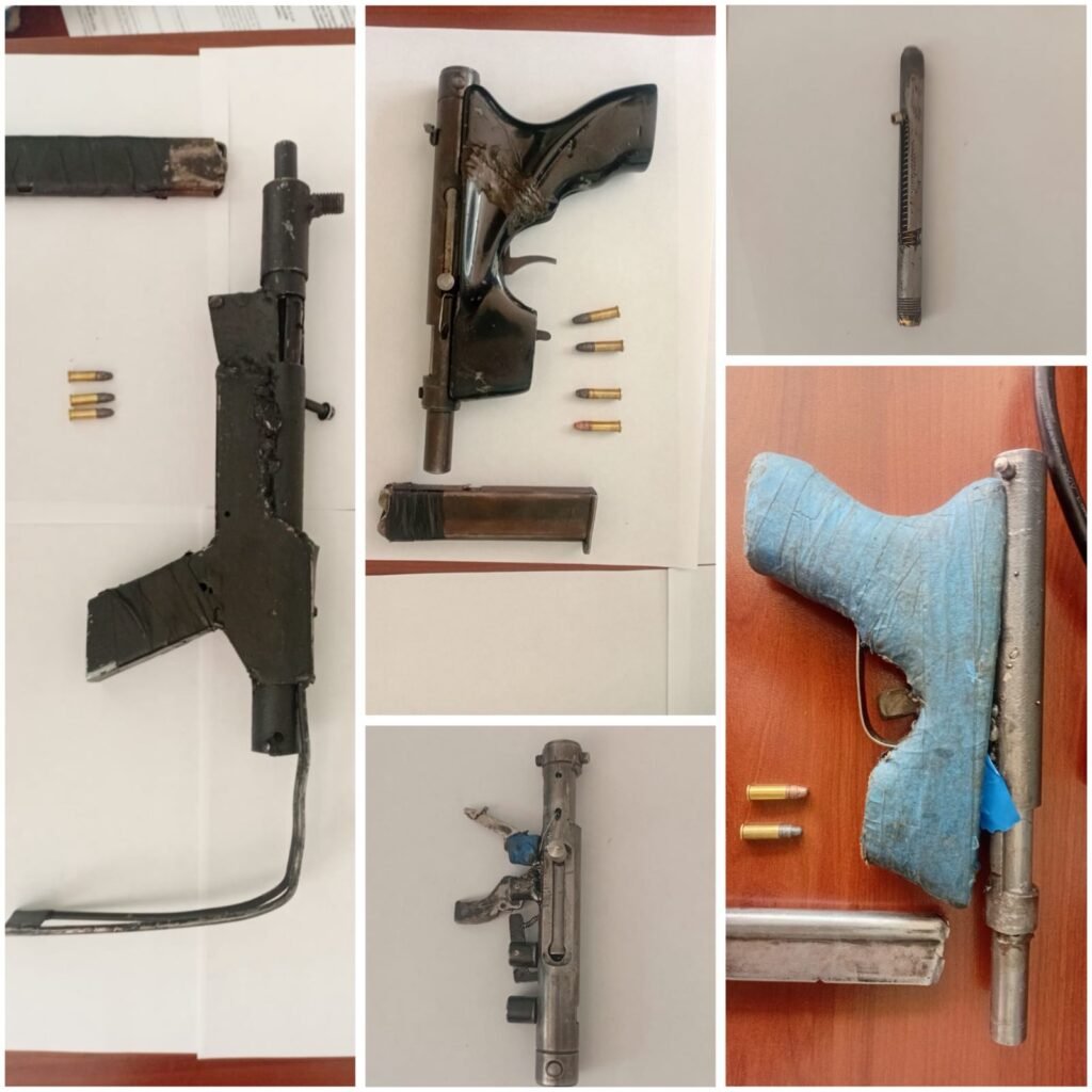 Detienen en Ecatepec a dos presuntos responsables de acopio de armas artesanales