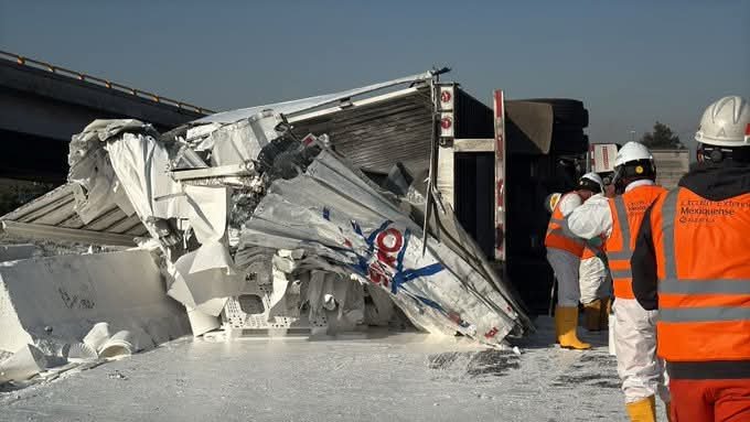 Volcadura de tráiler provoca rapiña de pintura en el Circuito Exterior Mexiquense