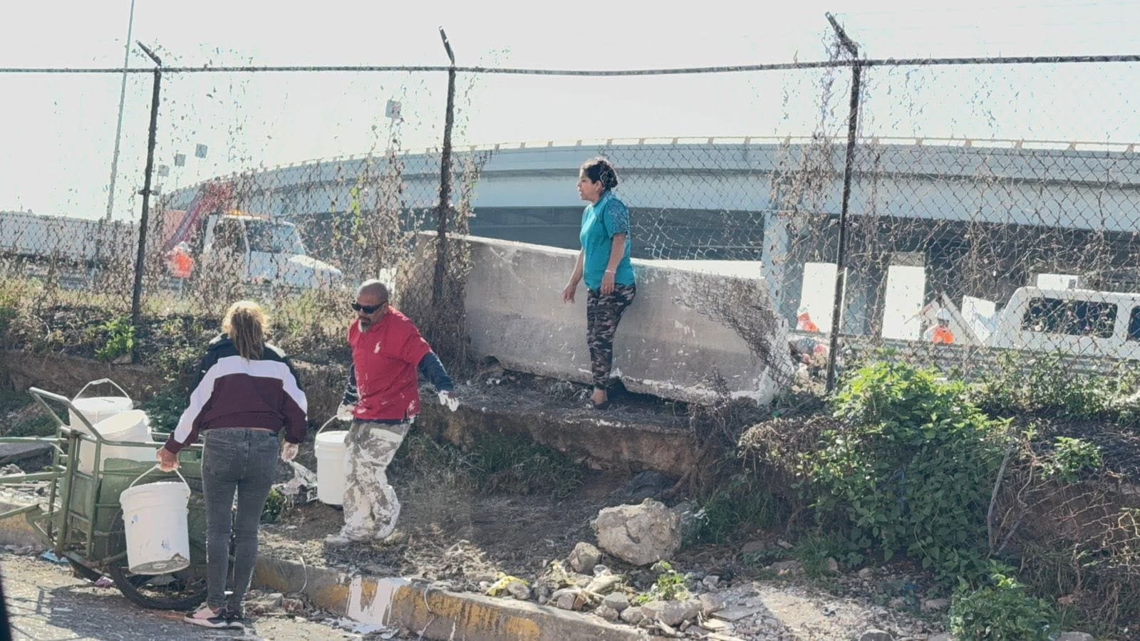 Volcadura de tráiler provoca rapiña de pintura en el Circuito Exterior Mexiquense