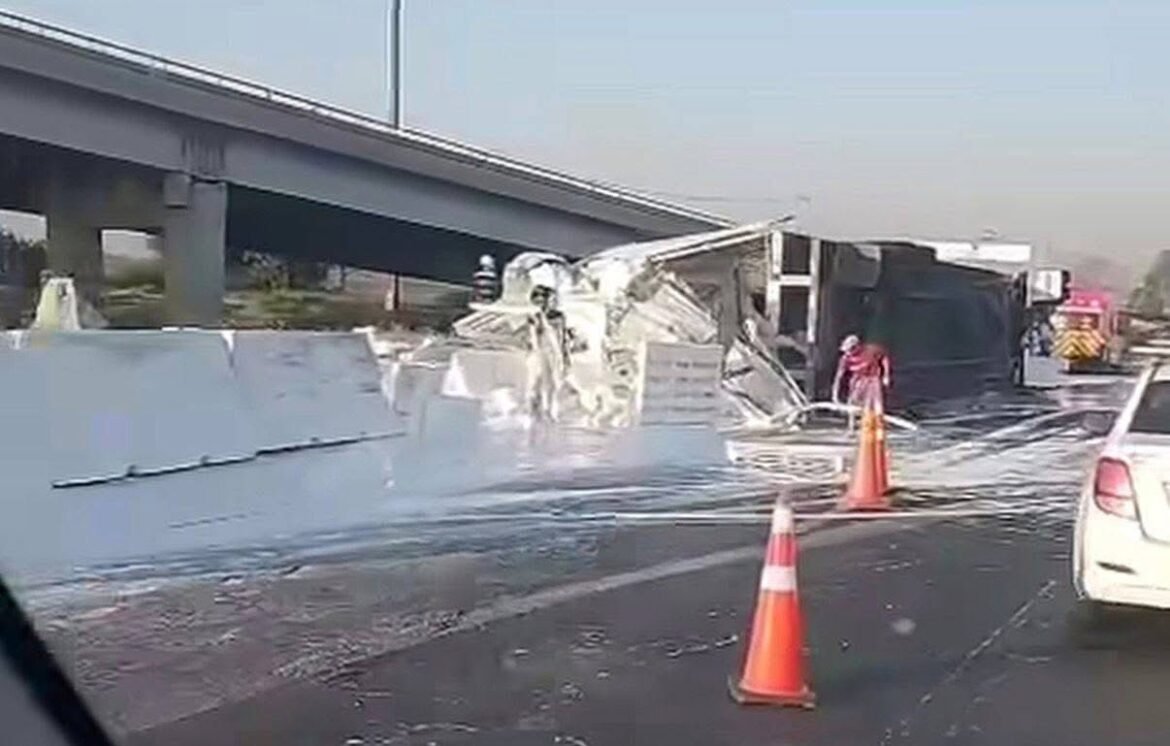 Volcadura de tráiler provoca rapiña de pintura en el Circuito Exterior Mexiquense