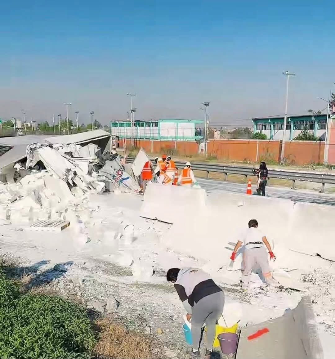 Volcadura de tráiler provoca rapiña de pintura en el Circuito Exterior Mexiquense