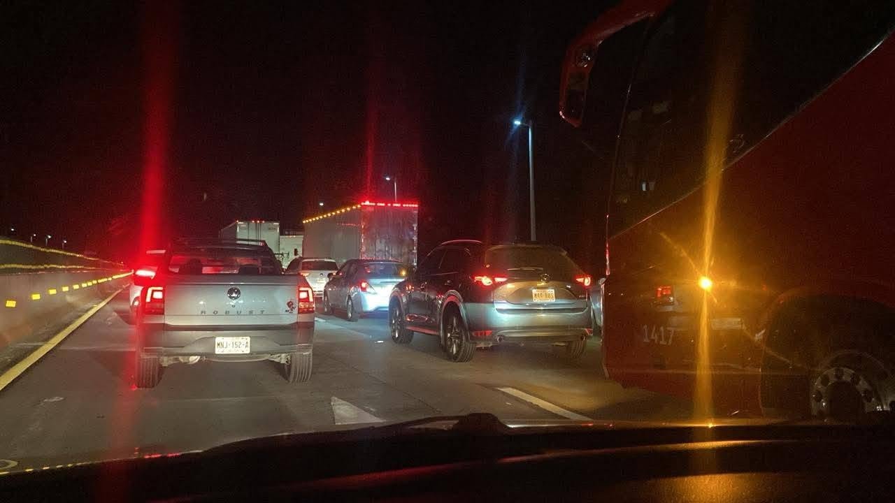 Explota pipa de doble remolque en la autopista México-Puebla; cierran circulación en ambos sentidos