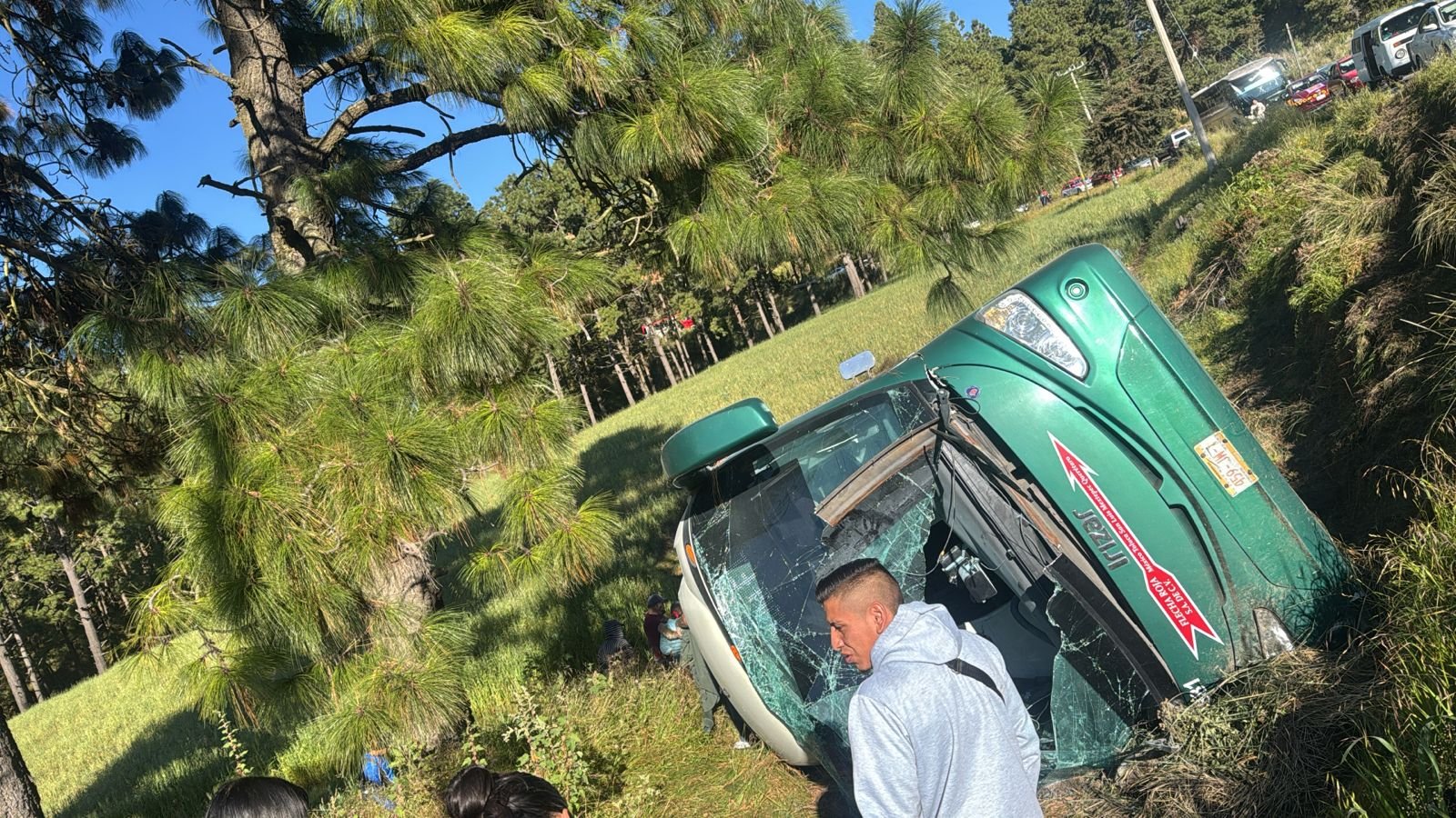Más de una docena de heridos deja volcadura de autobús en Ocuilan