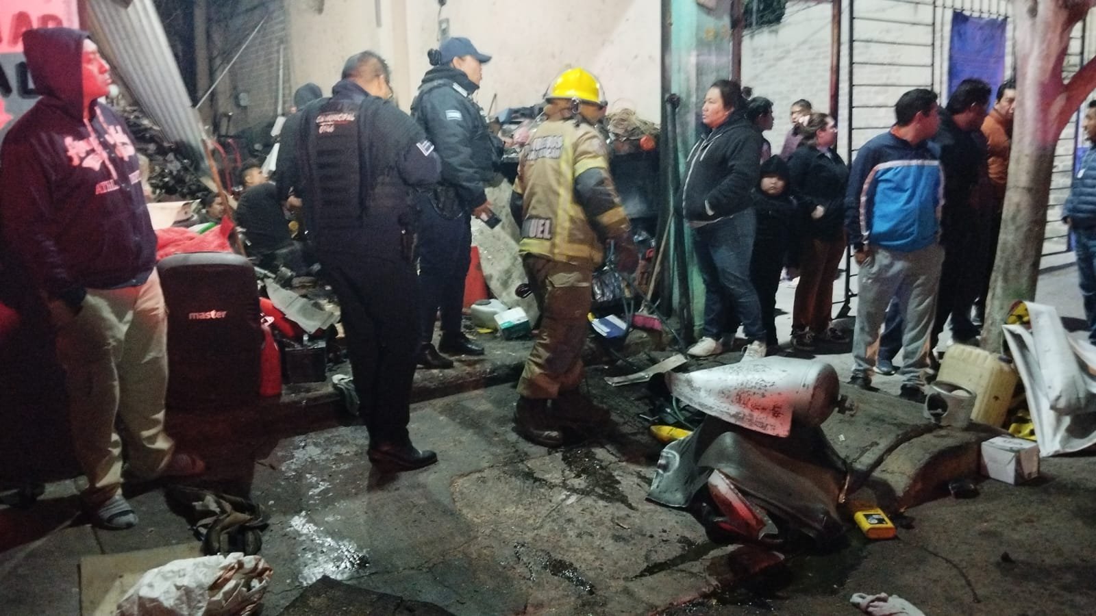 Explosión en taller mecánico de Chimalhuacán deja dos heridos; Protección Civil advierte sobre uso de cilindros adaptados