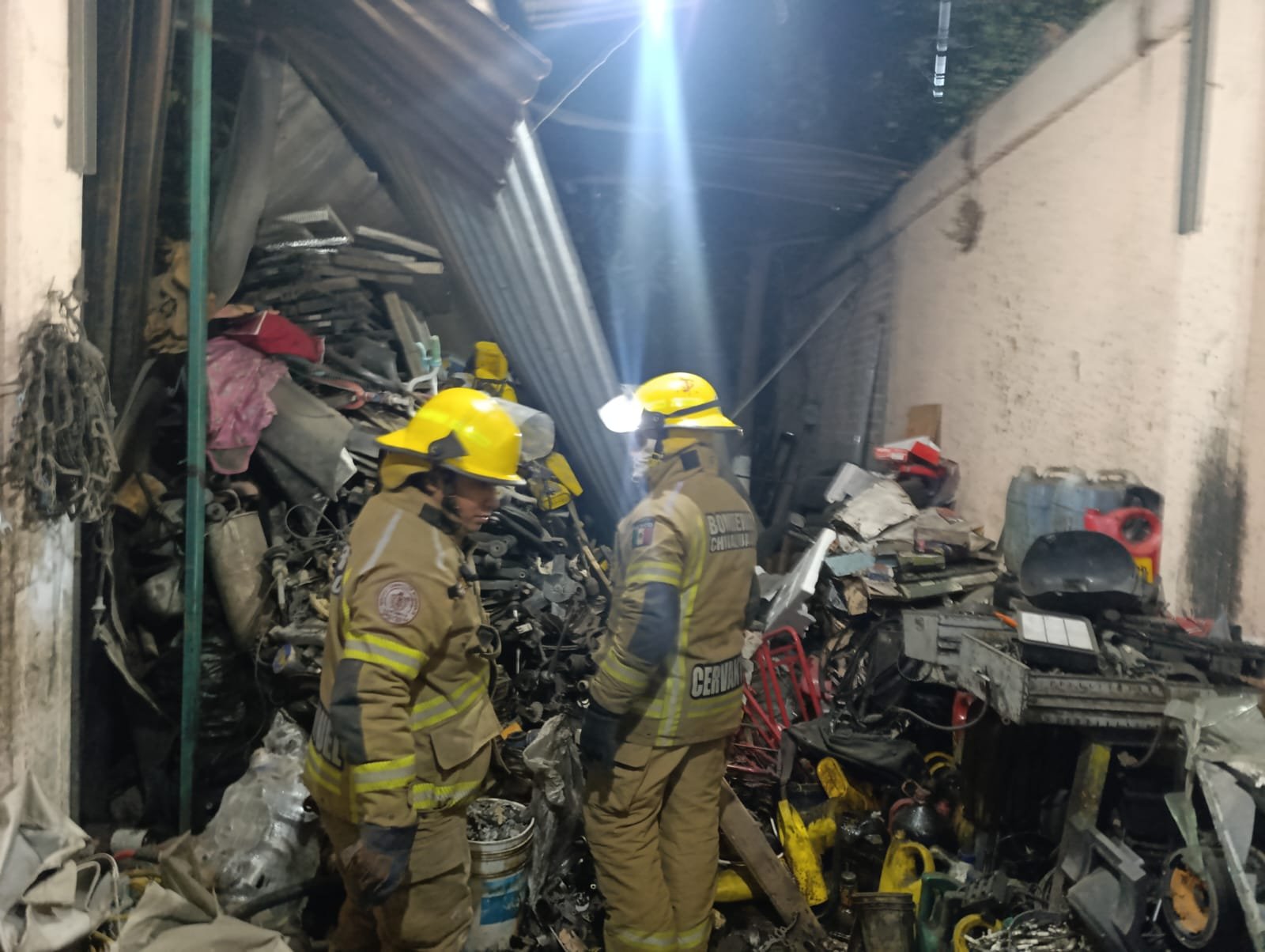 Explosión en taller mecánico de Chimalhuacán deja dos heridos; Protección Civil advierte sobre uso de cilindros adaptados