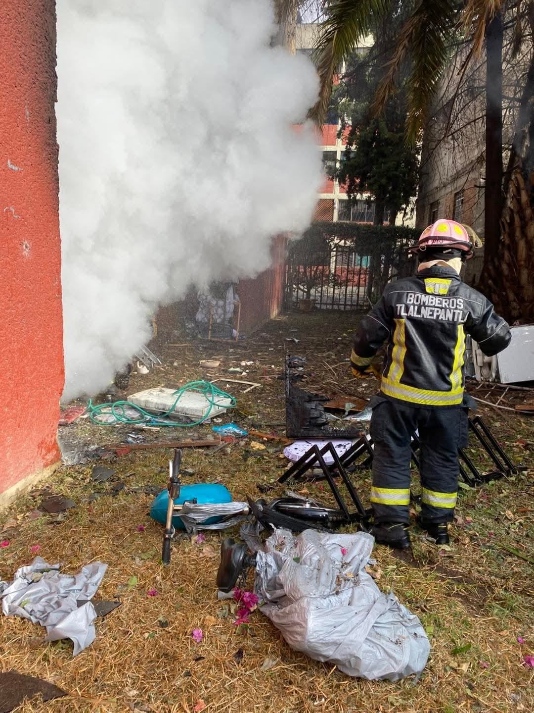 Explosión por acumulación de gas en Tlalnepantla deja cinco lesionados y obliga a evacuar más de 600 personas