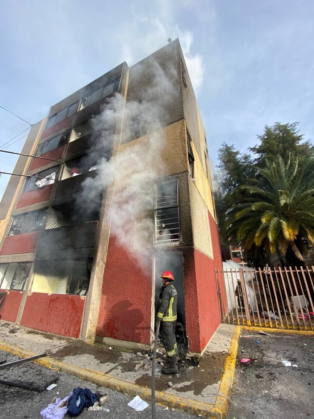 Explosión por acumulación de gas en Tlalnepantla deja cinco lesionados y obliga a evacuar más de 600 personas