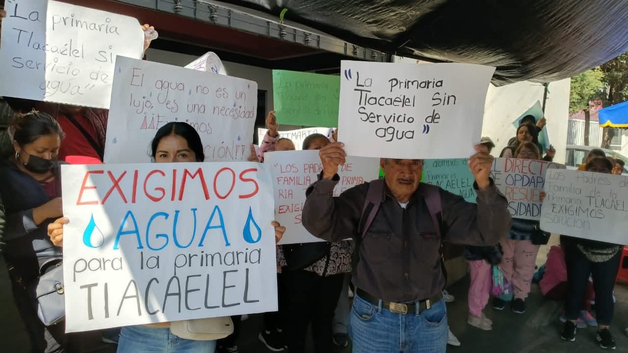 Padres protestan frente a OPDAPAS Ixtapaluca por falta de agua en primaria Tlacaélel